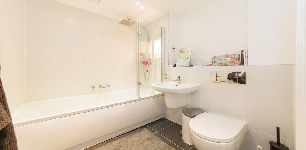 			1 Bedroom, 1 bath, 1 reception Apartment			 Banister Road, QUEENS PARK 